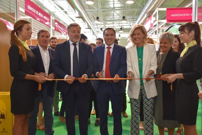 Corte de cinta para la inauguración de Naturama.