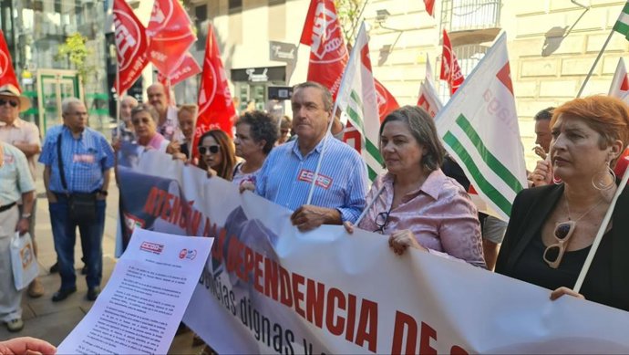 Concentración reivindicativa de CCOO y UGT con motivo del Día Internacional de las Personas Mayores.