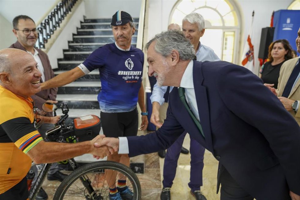 Recepción de los ciclistas que participan en el proyecto 'Rutas de silencio'.