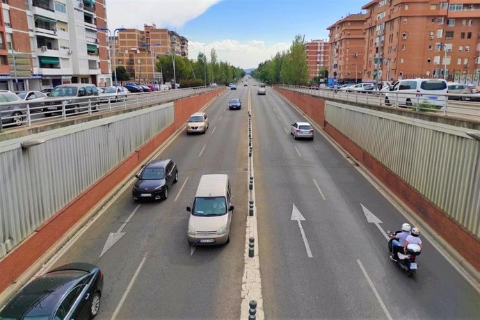 Archivo - Tráfico en la entrada al túnel de Carlos III en Córdoba.