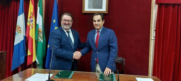 De izquierda a derecha, el alcalde de Carmona, Juan Ávila, y el consejero de Justicia, José Antonio Nieto.