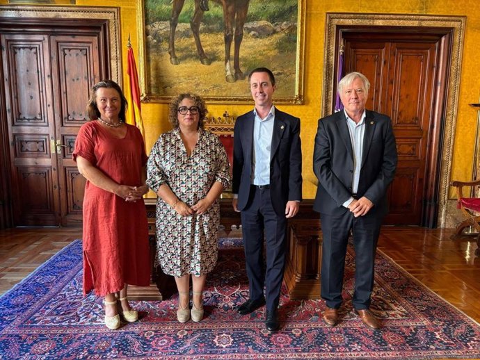 El presidente del Consell de Mallorca, Lloren Galmés, y el conseller insular de Turismo, Marcial Rodríguez, con representantes de la FEHM y ACH