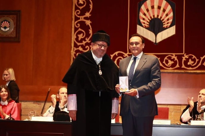 El rector de la UCO, Manuel Torralbo, entrega la Medalla de Oro de la Universidad de Córdoba a Gómez Villamandos.