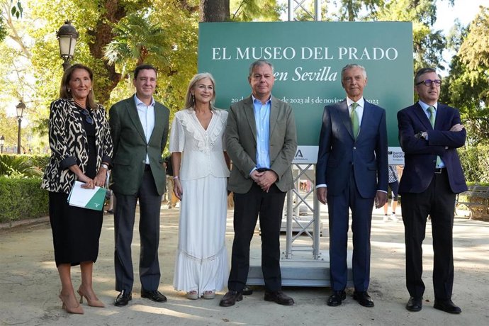 El alcalde de Sevilla, José Luis Sanz, en el centro de la imagen, con motivo de la inauguración de la exposición 'El Prado en las calles'.