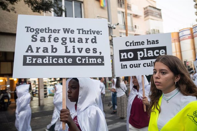 Archivo - Jóvenes árabe-israelíes protestan en Tel Aviv contra la ola de violencia criminal en sus comunidades 