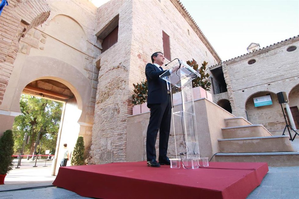 El alcalde de Córdoba, José María Bellido, en el Alcázar de los Reyes Cristianos.