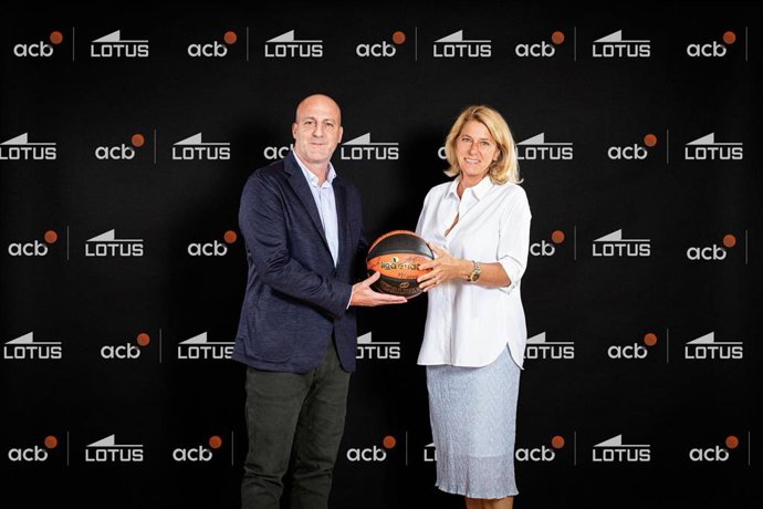 El director de marca de la acb, Ricardo de Diego, y la directora general de Festina Group, Manon Colombies, tras firmar el acuerdo entre Lotus y acb