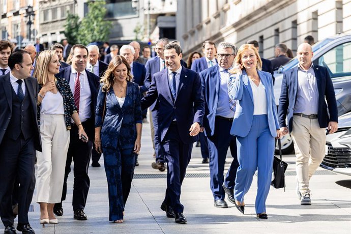 El presidente de la Junta de Andalucía, Juanma Moreno (c), a su llegada por la tarde de la primera sesión del debate de investidura del líder del PP, en el Congreso de los Diputados, a 26 de septiembre de 2023, en Madrid (España). El presidente del PP, 