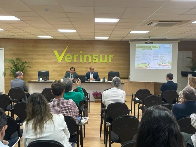 El delegado territorial de Sostenibilidad, Medio Ambiente y Economía Azul de la Junta de Andalucía en Cádiz, Óscar Curtido, en una jornada sobre economía circular en Jerez