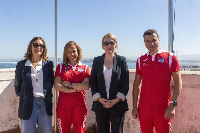 La consejera de Cultura, Turismo y Deporte, Eva Guillermina Fernández, con la 3 campeona del mundo de apnea, Almudena Calvo.