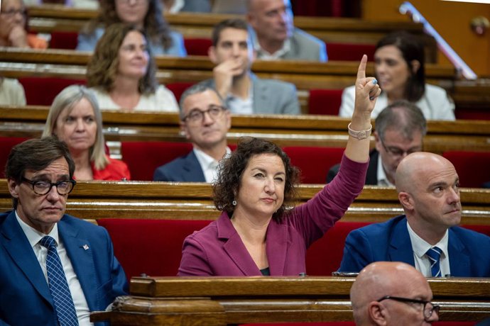 La portavoz del PSC en el Parlament, Alicia Romero (c), vota durante el tercer Debate de Política General de la legislatura, en el Parlament de Catalunya, a 29 de septiembre de 2023, en Barcelona, Catalunya (España)