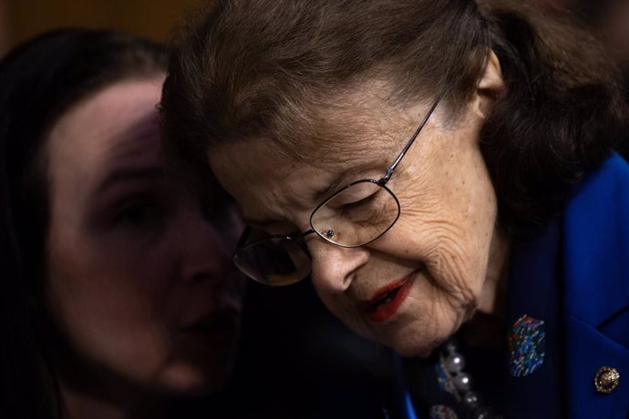 Archivo - May 18, 2023, Washington, District of Columbia, USA: United States Senator Dianne Feinstein (Democrat of California) speaks with a staff member during a US Senate Committee on the Judiciary meeting on Capitol Hill in Washington, D.C., Thursday