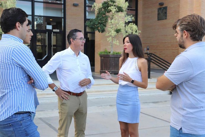 El parlamentario andaluz y vicesecretario de Estudios y Programas del PP de Málaga, Daniel Castilla, y la parlamentaria andaluza y presidenta de Nuevas Generaciones, Loli Caetano,