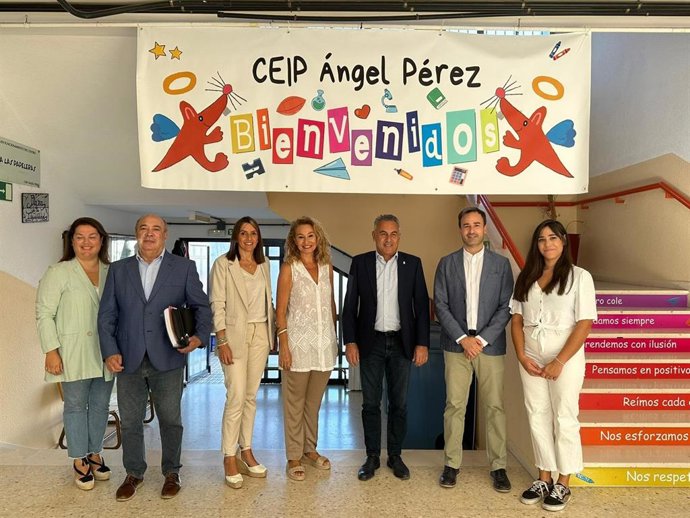 Visita del delegado de Desarrollo Educativo y Formación Profesional de la Junta en Huelva, Carlos Soriano, a los centros educativos de Isla Cristina.