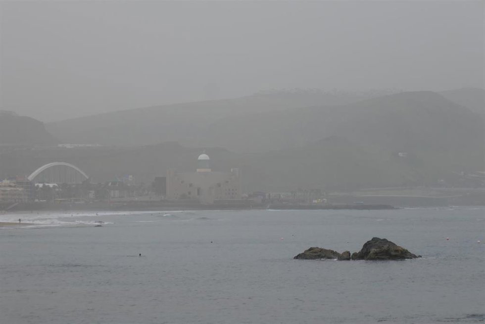 Archivo - La calima visible desde la playa de 'Las Canteras' de Las Palmas de Gran Canaria, a 13 de febrero de 2023, en Las Palmas de Gran Canaria, Gran Canaria, Islas Canarias (España). Las islas de la provincia de Las Palmas -Gran Canaria, Lanzarote y