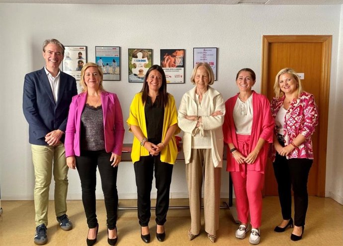 La consejera de Bienestar Social, Bárbara García Torijano, visita la sede de la Fundación ANAR.
