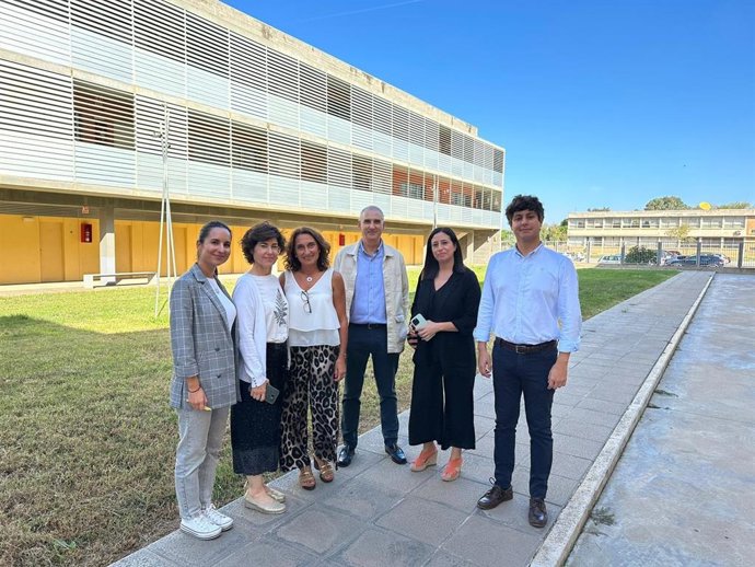 Casimiro Fernández junto con estudiantes