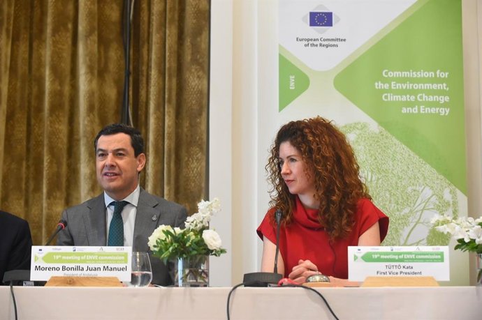 El presidente del Gobierno andaluz, Juanma Moreno, en la segunda jornada de la reunión de la Comisión de Medio Ambiente, Cambio Climático y Energía (ENVE) del Comité Europeo de las Regiones junto a la vicepresidenta de la comisión, Kata Tütto.