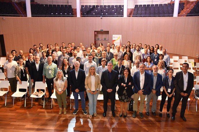 La diputada de Desenvolupament Econmic, Turisme i Comer de la Diputació de Barcelona, Eva Menor, i el president de Pimec Barcelona, Joan Pera, en l'acte inaugural amb representants de les pimes
