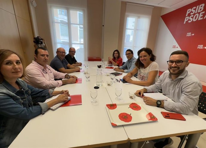 Los pricipale sdirigentes de PSIB-PSOE reunidos con UGT y CCOO.