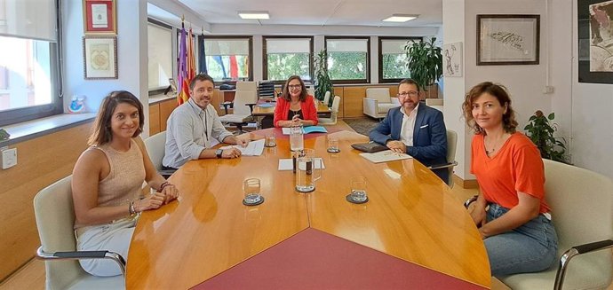 Manuela García traslada a dietistas y nutricionistas sus prioridades en materia sanitaria.