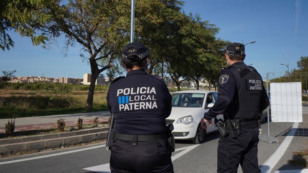 Archivo - Control de la Policía Local de Paterna (Valencia) en imagen de archivo