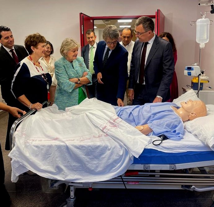 El consejero de Economía, Hacienda y Empresa, Luis Alberto Marín, durante la visita al campus de Ciencias de la Salud junto a la comisaria europea de Cohesión y Reformas, Elisa Ferreira, y el alcalde de Murcia, José Ballesta.
