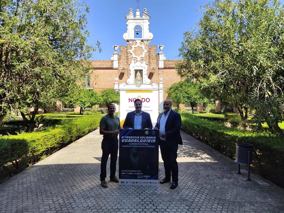 El delegado de la Fundación Vicente Ferrer en Andalucía, Extremadura, Ceuta y Melilla; el delegado de Derechos Sociales del Ayuntamiento, y el vocal de natación del Club Náutico.
