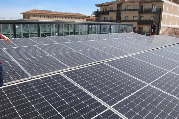 Archivo - Placas solares en un edificio 