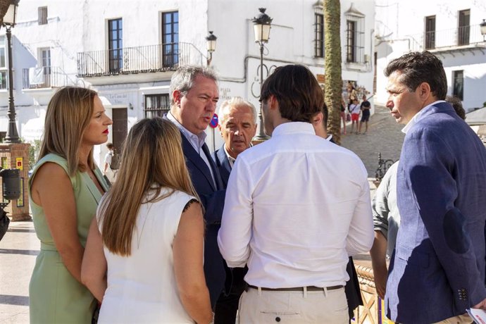 El secretario general del PSOE-A, Juan Espadas, en una visita a Vejer de la Frontera (Cádiz).