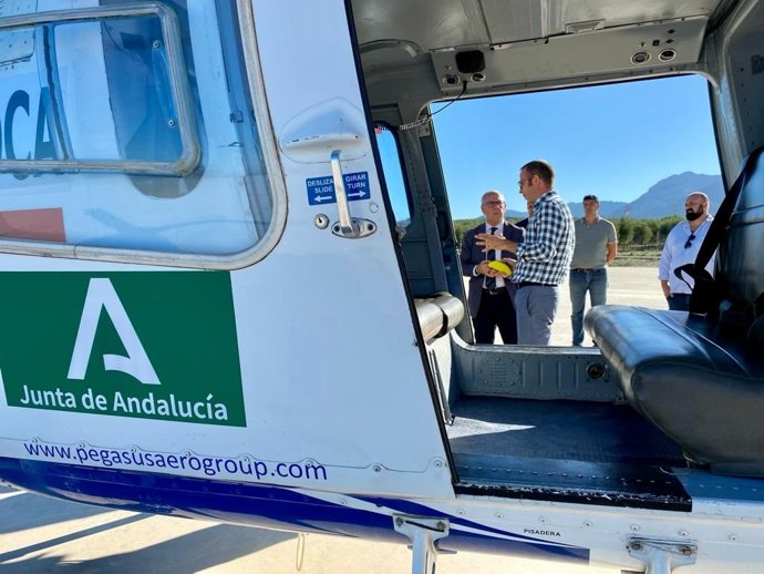 El delegado de la Junta en Jaén, Jesús Estrella, durante su visita al Cedefo de Cazorla (Jaén)
