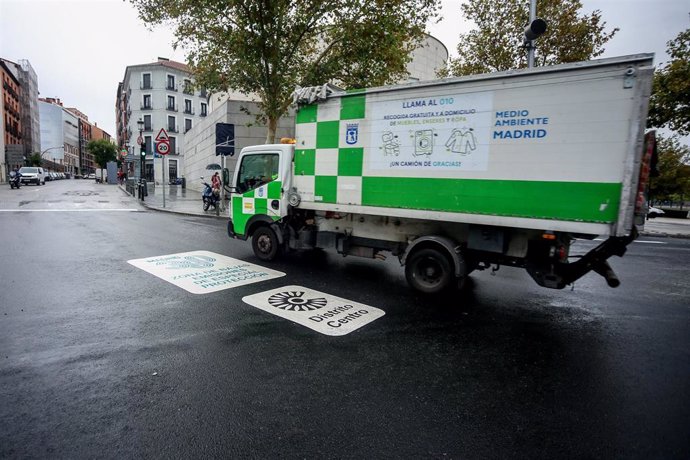 Archivo - Un camión de la basura pasa al lado de una señal en el suelo marca la Zona de Bajas Emisiones de Especial Protección (ZBEDEP)