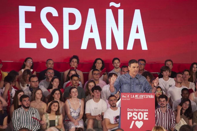 Archivo - El presidente del Gobierno de España y secretario general del PSOE, Pedro Sánchez, durante el acto público en la caseta municipal de Dos Hermanas, a 18 de junio de 2023 en Sevilla (Andalucía, España). (Foto de archivo).