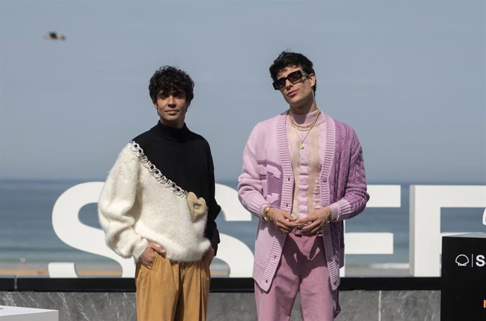 Archivo - Los Javis, Javier Ambrossi (i) y Javier Calvo (d), posan en el photocall de su nueva serie, 'Cardo', en la 69 edición del Festival de Cine Internacional de San Sebastián, a 24 de septiembre de 2021, en San Sebastián, Euskadi (España). La nuev