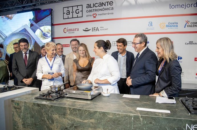 Archivo - Imagen de la chef Susi Díaz, el presidente de la Generalitat, Carlos Mazón, la consellera de Turismo, Nuria Montes, el presidente de la Diputación de Alicante, Toni Pérez, y el alcalde de Alicante, Luis Barcala, en la inauguración de Alicante 