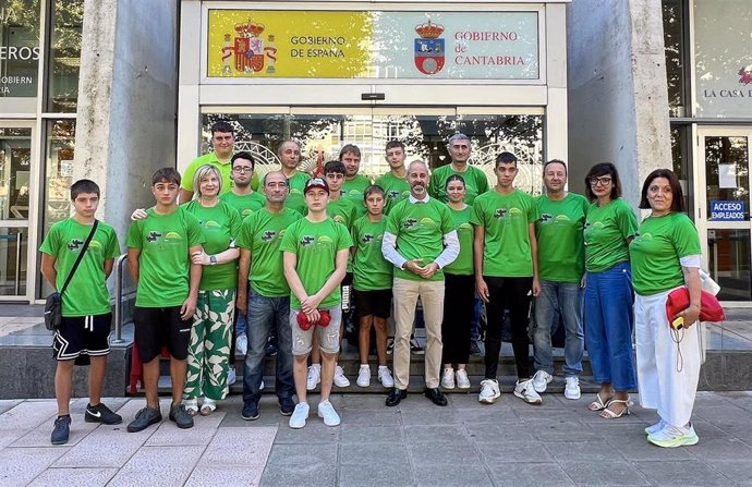 El consejero de Educación, Sergio Silva, recibe a los estudiantes participantes en el proyecto Greenpower