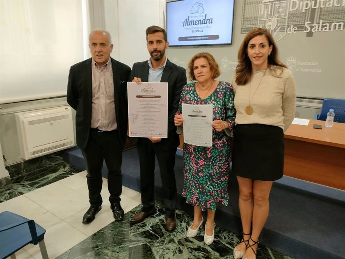 El diputado Jesús María Ortiz, el alcalde de Saucelle, David Sánchez, la diputada Nieves García, y la concejala Nieves Rodríguez, de izquierda a derecha, en la presentación de la Feria de la Almendra