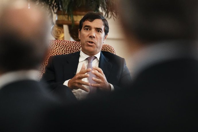 El presidente de Kutxabank, Antón Arriola Boneta, durante un encuentro organizado por la Asociación para el Progreso de la Dirección, en el Hotel Carlton, a 29 de septiembre de 2023, en Bilbao, Vizcaya, País Vasco (España).