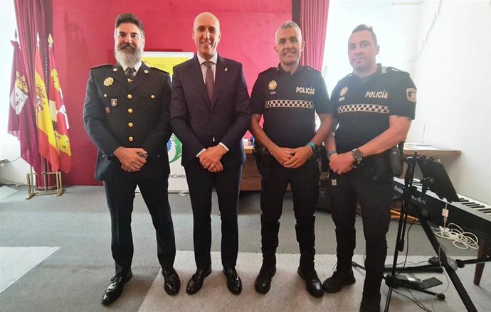 El alcalde de León, José Antonio Diez, con representantes de los cuerpos policiales de a ciudad de León, en la fiesta de La Merced.