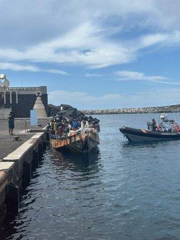 Two canoes arrive in Gran Canaria and El Hierro with more than 140 people Arrival of a canoe with 99 migrants, 6 of them minors, at the La Restinga dock, on the island of El Hierro