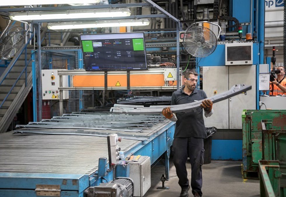 Archivo - Trabajador en fábrica de componentes vehículos (industria)