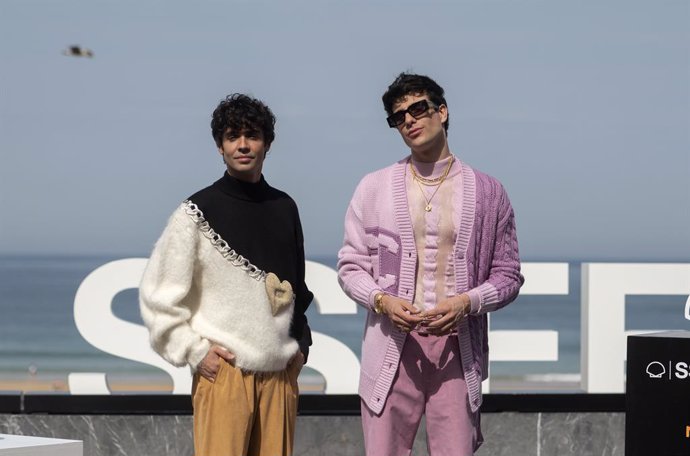 Archivo - Los Javis, Javier Ambrossi (i) y Javier Calvo (d), posan en el photocall de su nueva serie, 'Cardo', en la 69 edición del Festival de Cine Internacional de San Sebastián, a 24 de septiembre de 2021, en San Sebastián, Euskadi (España). La nuev