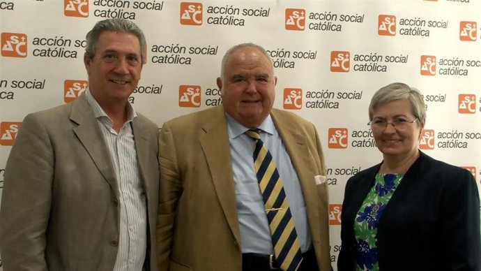 El presidente de Acción Social Católica, José Ramón Auría; junto a su vicepresidenta, Pilar Labrador, y también el presidente del Banco de Alimentos, José Ignacio Alfaro Ximénez