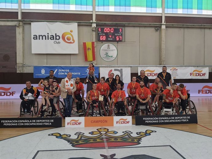 Archivo - El Amiab Albacete tras conquistar la primera Supercopa de España de baloncesto en silla de ruedas