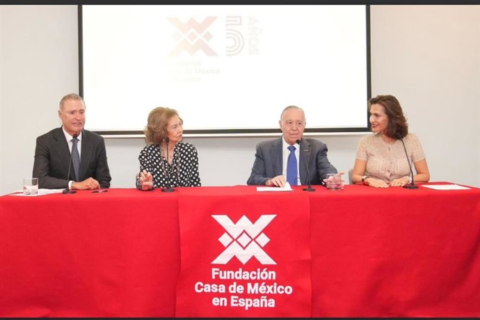 El embajador de México en España, Quirinio Ordaz Coppel, Su Majestad la Reina Doña Sofía, el Presidente Fundador, Don Valentín Diez Morado y la Directora General, Ximena Caraza Campos. 