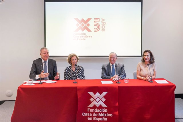  El embajador de México en España, Quirino Ordaz; la reina Sofía; el presidente fundador, Valentín Díez Morodo, y la directora general de la Fundación, Ximena Caraza Campos.
