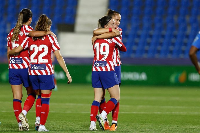 Archivo - Las jugadoras del Atlético de Madrid celebran un gol de Eva Navarro