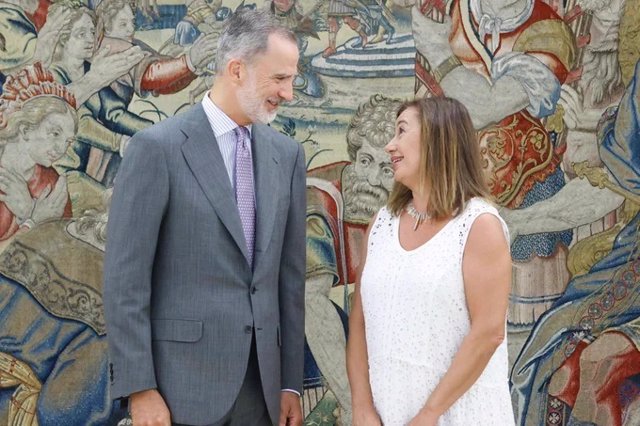 Archivo - El Rey Felipe VI con la presidenta del Congreso, Francina Armengol