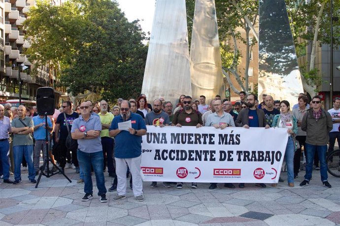 Pancarta de CCOO y UGT: "Ni una muerte más por accidente de trabajo"