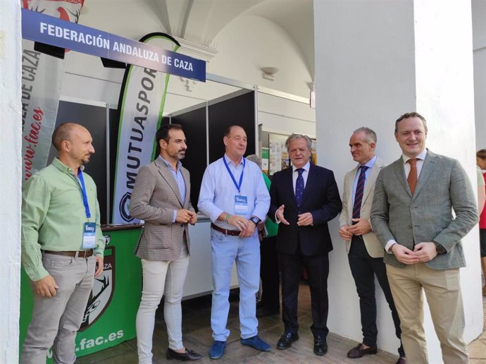 El director general de Política Forestal y Biodiversidad de la Consejería de Sostenibilidad, Medio Ambiente y Economía Azul, Juan Ramón Pérez (dcha.), visita un estand en Intercaza.